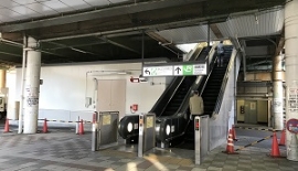 JR田町駅のエスカレーターを上り芝浦口（東口）に向かって下さい。