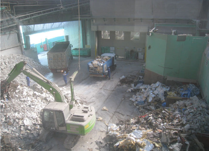 産業廃棄物の中間処理場内部