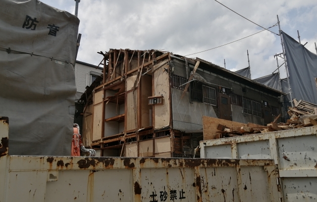 壁や建物の崩壊による住宅の破損、人への被害