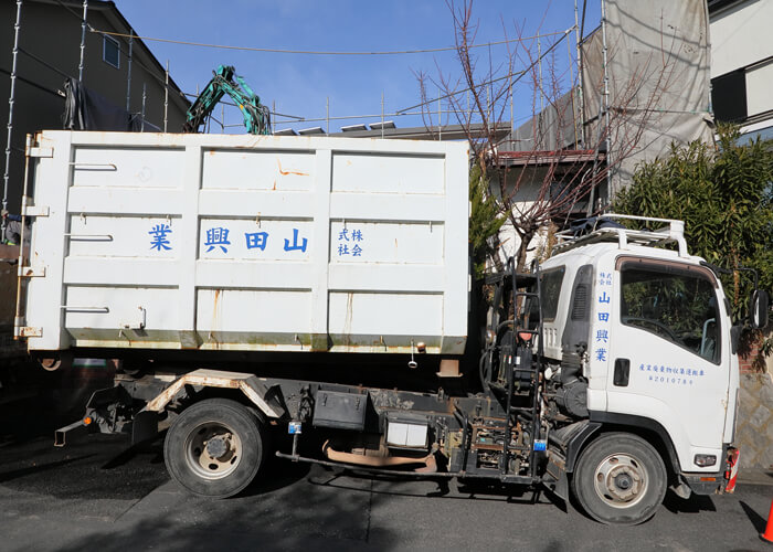 廃材を運搬するトラック