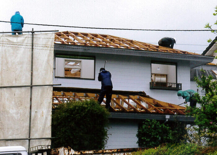 屋根の撤去作業